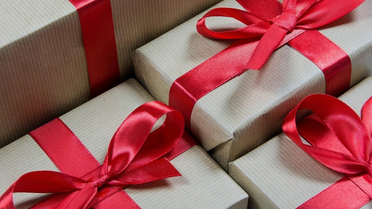 Eingepackte Geburtstagsgeschenke mit roten Schleifen