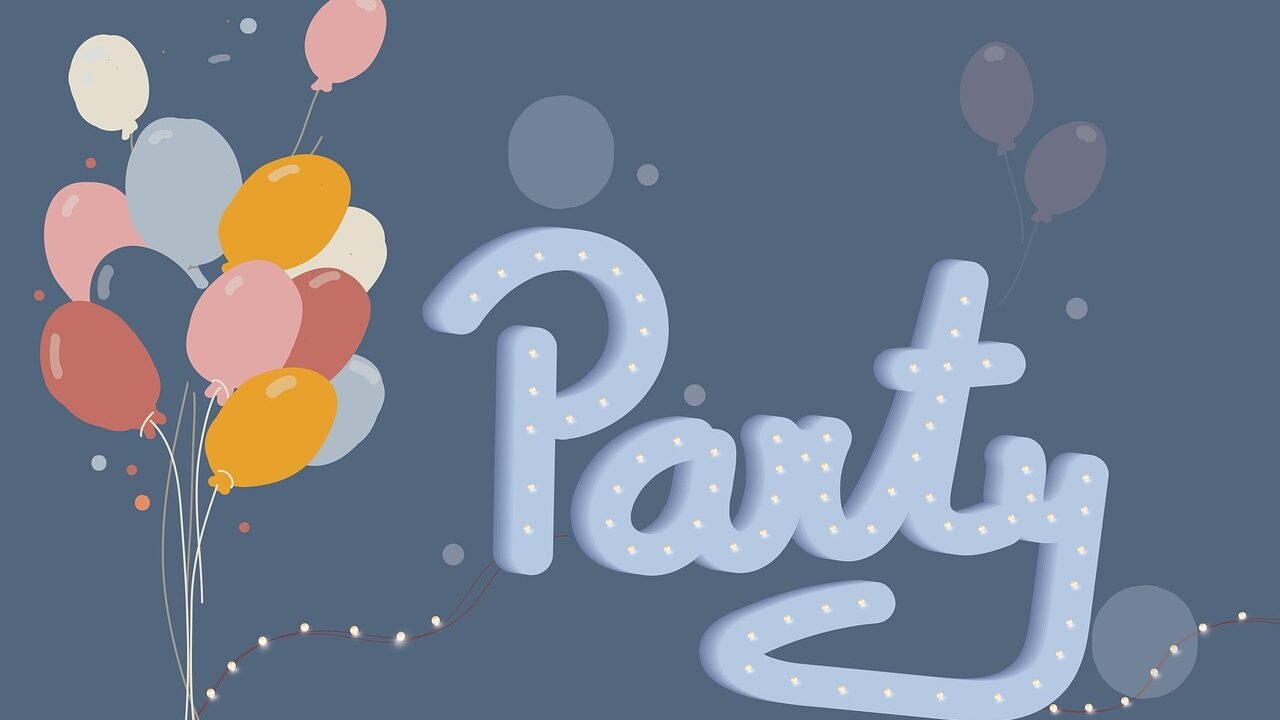 Schriftzug Party mit bunten Luftballons als Deko für die Geburtstagsfeier