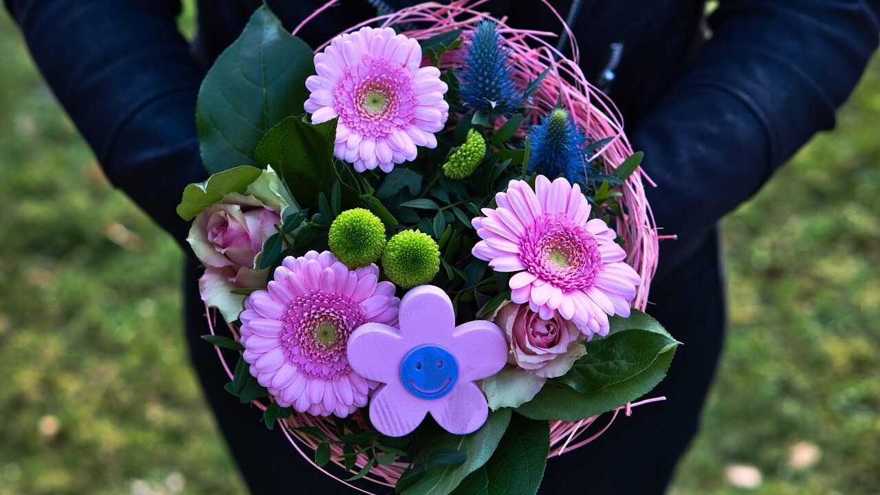 Bunter Blumenstrauß mit Gerbera und Rosen als Geburtstagsgruß für eine Frau